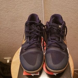 Boys Gently Worn Kyrie Irving tennis shoes